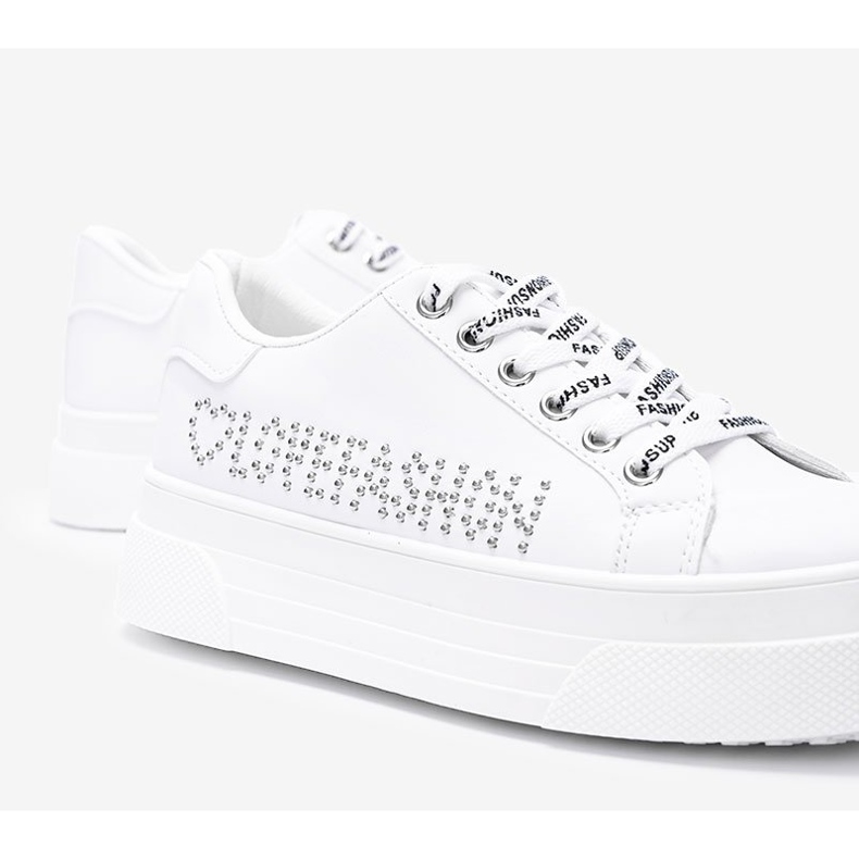 Vita sneakers på en tjock Lovefashion -sula 1