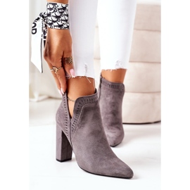 Varma stövlar på ett inlägg grå Sally 2