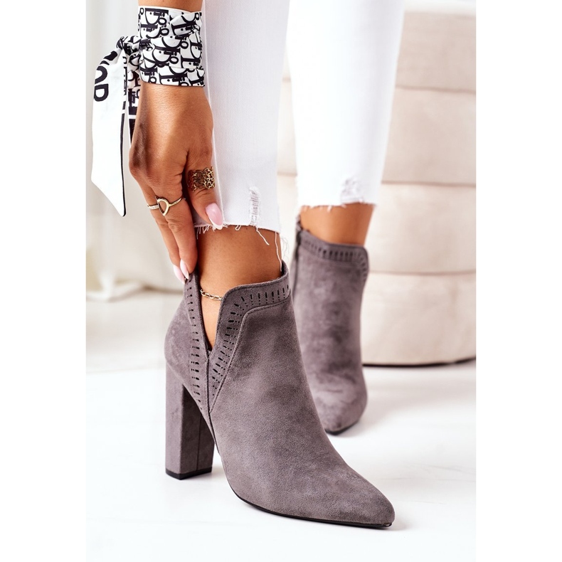 Varma stövlar på ett inlägg grå Sally 2