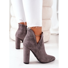 Varma stövlar på ett inlägg grå Sally 1