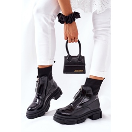 Höga stövlar på den massiva svarta Chicago -plattformen 2