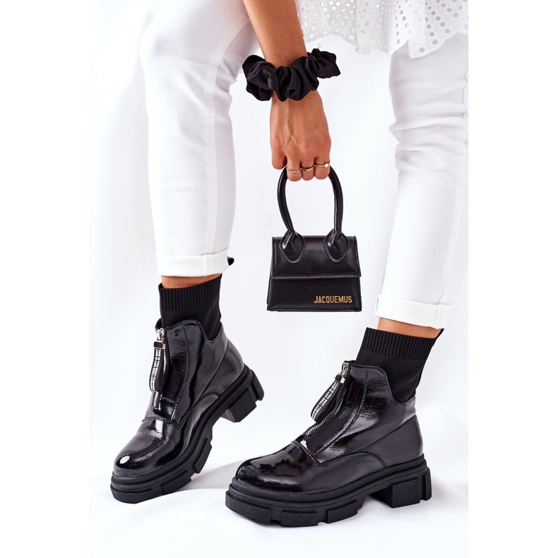 Höga stövlar på den massiva svarta Chicago -plattformen 2