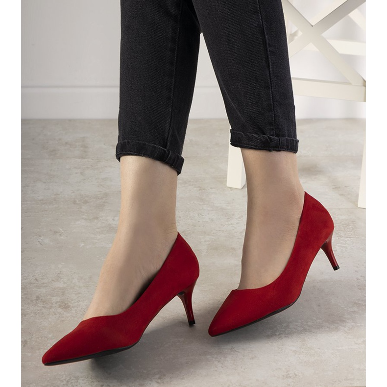 Röda pumps på en låg klack från Ferri 1