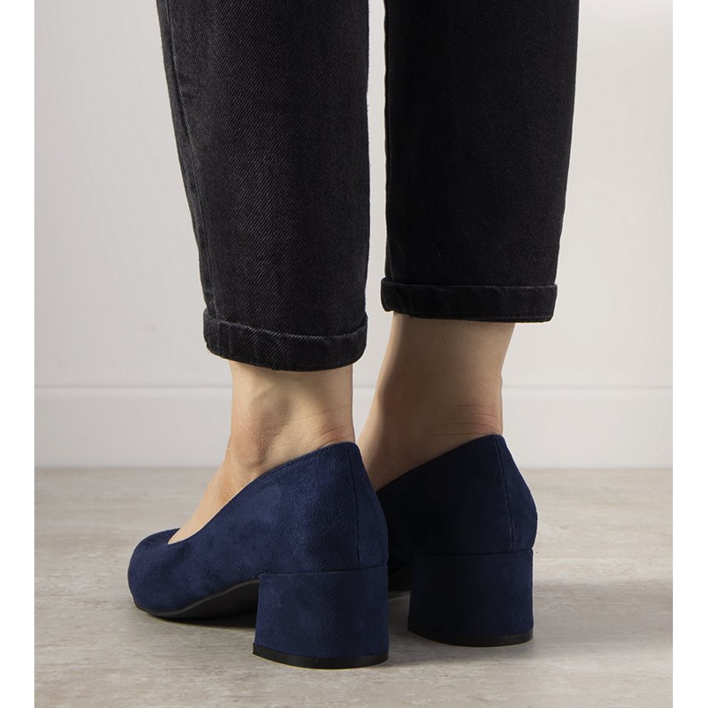 Marinblå pumpar på Floren -stolpen 1