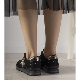 Svarta sportskor som är dekorerade med linjal dubbar 1