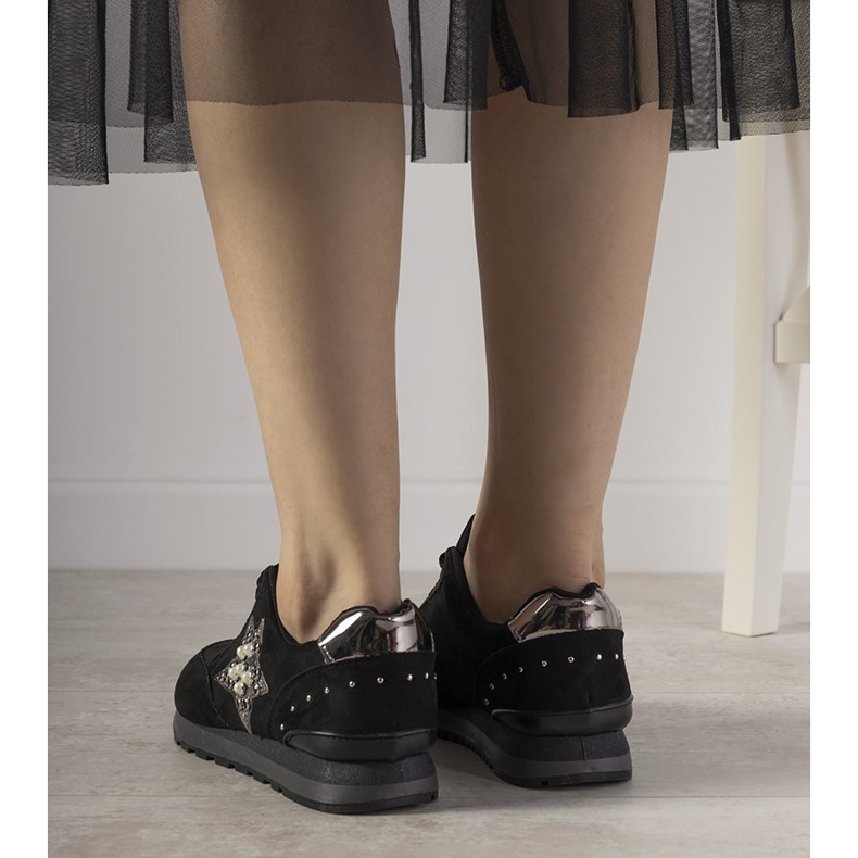 Svarta sportskor som är dekorerade med linjal dubbar 1