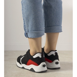 Svarta sneakers med röda träningsinsatser 2