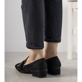 Svarta pumpar på en stolpe med ett nästa spänne 1