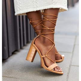 PS1 Knutna sandaler på en Camel Catwalk Bar brun 2