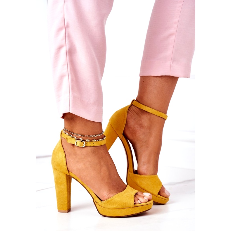Kvinnors mocka sandaler på posten gul 3