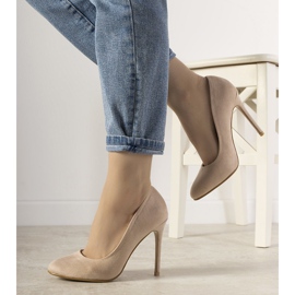 Beige pumps på en Dermeno -häl 1