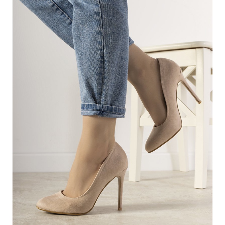 Beige pumps på en Dermeno -häl 1
