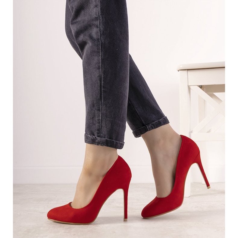 Röda pumps på en Dermeno -häl 2