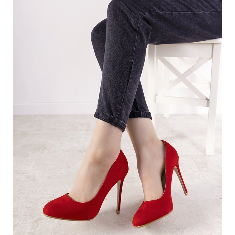 Röda pumps på en Dermeno -häl 1