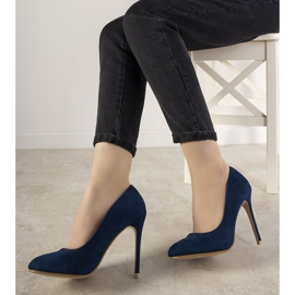 Marinblå pumps på en Dermeno -häl 1