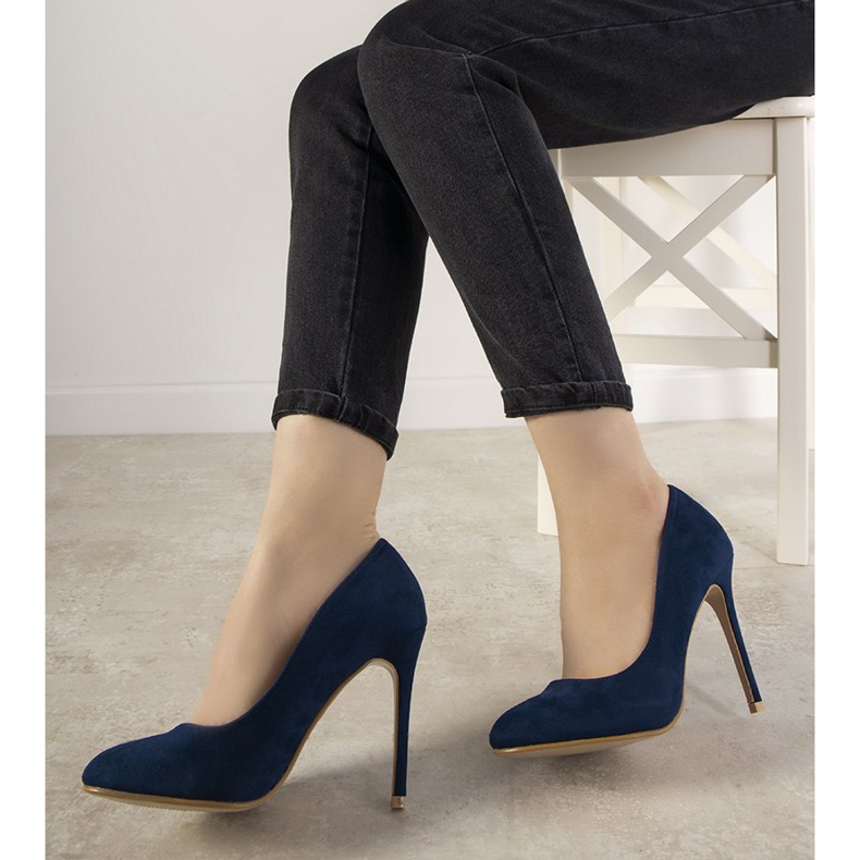 Marinblå pumps på en Dermeno -häl 1