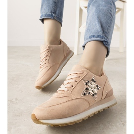 Rosa sportskor som är dekorerade med linjal dubbar 1