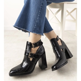 Svarta stövlar på en stolpe i Maybelle -krokodilhudmönstret 2