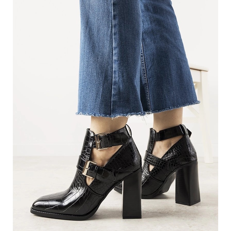 Svarta stövlar på en stolpe i Maybelle -krokodilhudmönstret 1