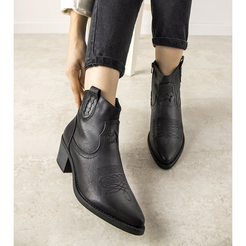 Svarta cowboystövlar med broderat Mustgrow -mönster 2