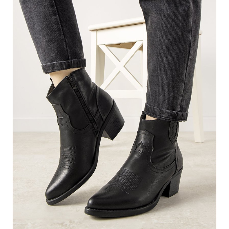 Svarta cowboystövlar med broderat Mustgrow -mönster 1