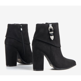 Svarta eleganta stövlar på Esgle -stolpen 1