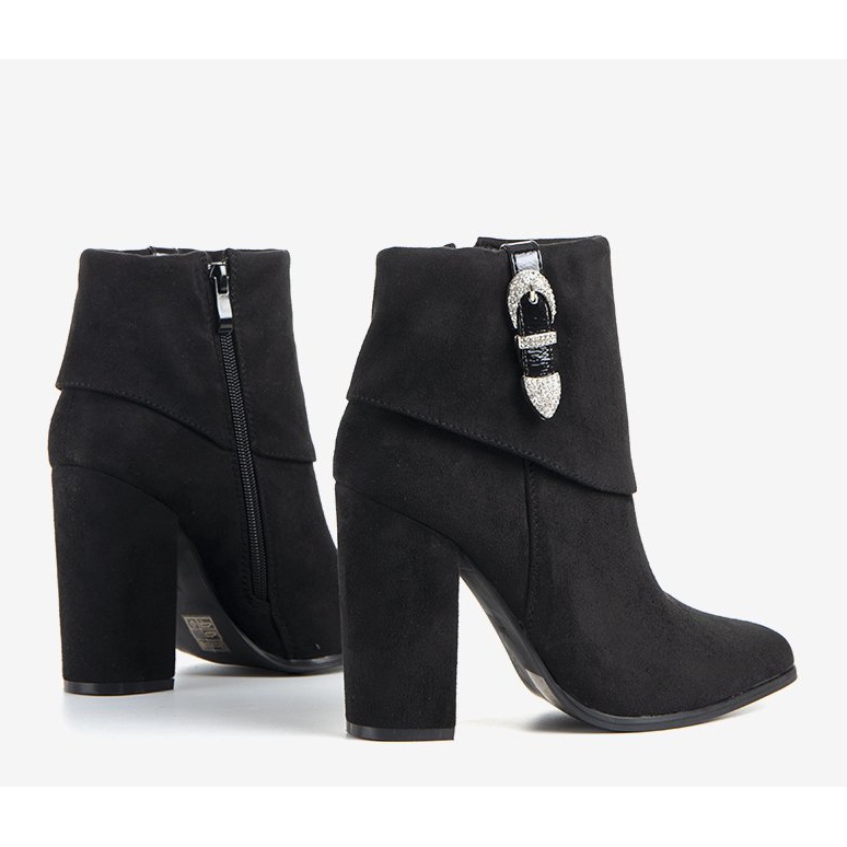 Svarta eleganta stövlar på Esgle -stolpen 1