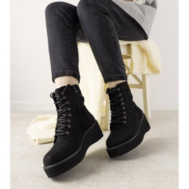 Svarta stövlar på en hög Dexter -sula 1