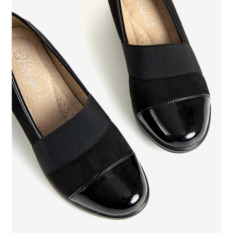 Svarta skor på Bellissima -kilen 1