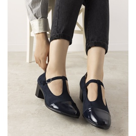 Marinblå pumpar på en pelare med en lackerad Dessertå 1