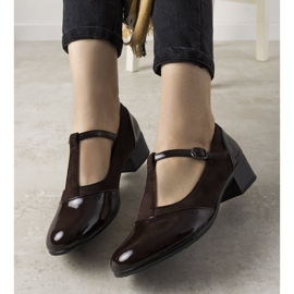 Bruna pumpar på en pelare med en lackerad Manam -tå 1