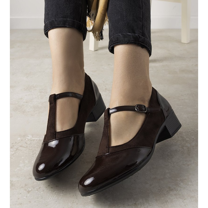 Bruna pumpar på en pelare med en lackerad Manam -tå 1