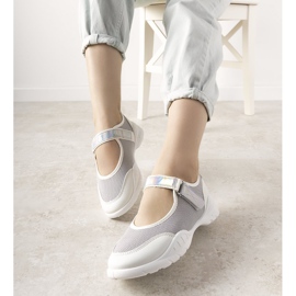 Gråvita tränare med en holografisk Melania -insats 1