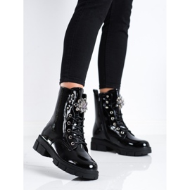 S. BARSKI Arbetare med en kristallprydnad av S.BARSKI svart 1