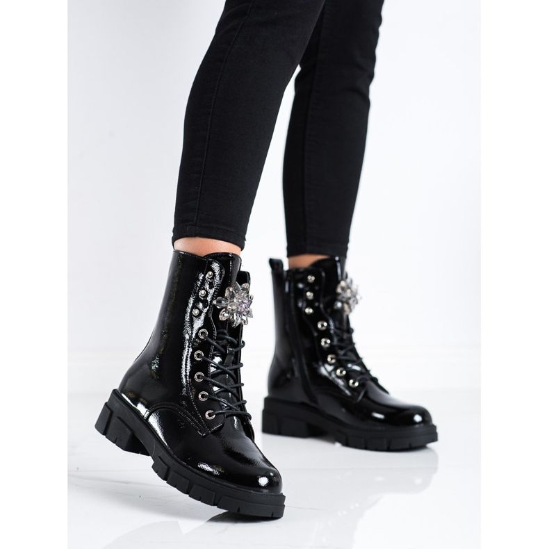 S. BARSKI Arbetare med en kristallprydnad av S.BARSKI svart 1