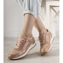 Rosa sportskor som är dekorerade med Daphne -dubbar 1