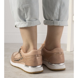 Rosa sportskor som är dekorerade med Daphne -dubbar 2