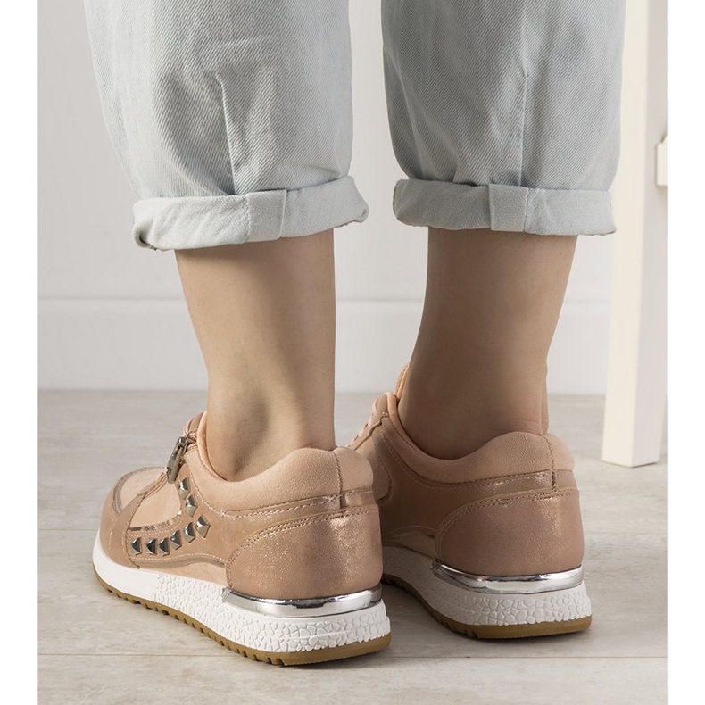 Rosa sportskor som är dekorerade med Daphne -dubbar 2