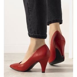 Röda pumps på en tjock Day Off -häl 1