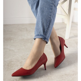 Röda pumpar på en låg känsla häl 1