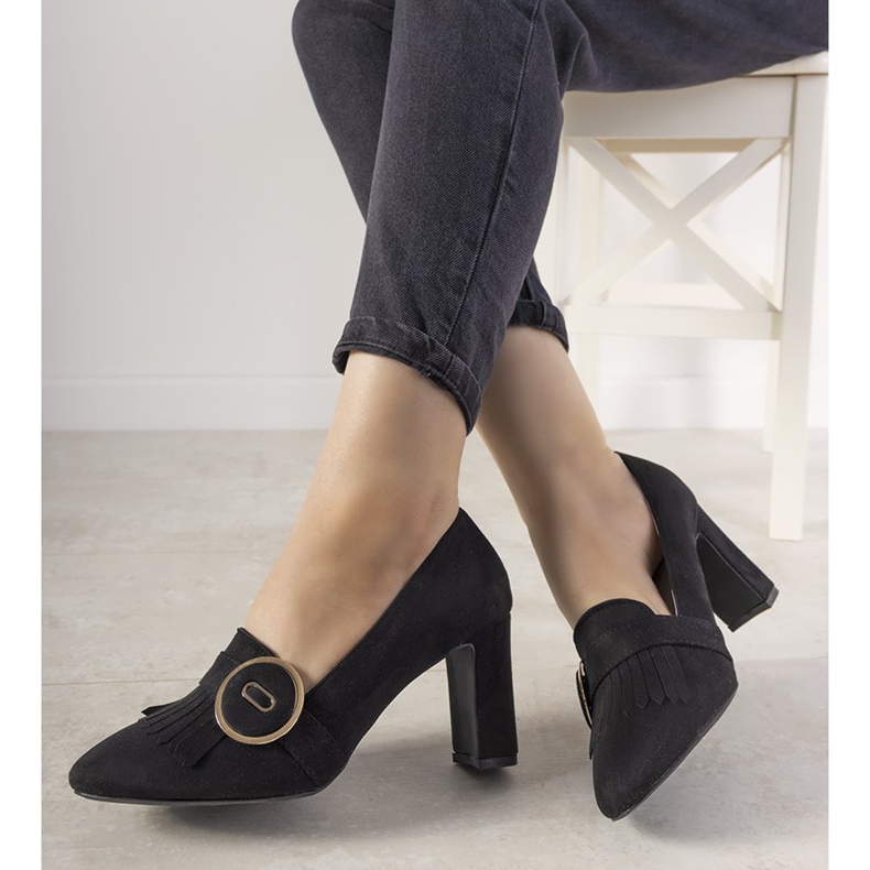 Svarta pumpar på en stolpe med ett Promise -spänne 2