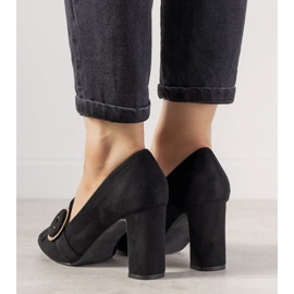 Svarta pumpar på en stolpe med ett Promise -spänne 1