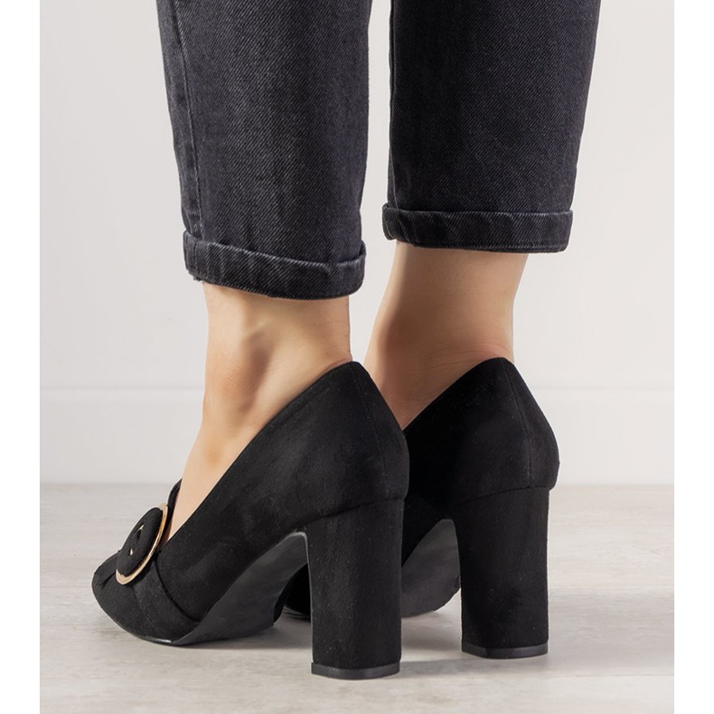 Svarta pumpar på en stolpe med ett Promise -spänne 1