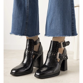 Svarta fotkängor med ett underbart motiv av krokodilhud 1