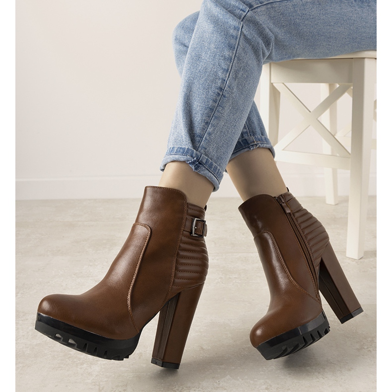 Kamelstövlar på en hög Mango -stolpe brun 1