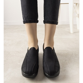 Svarta skor på en hög Spike -sula 1