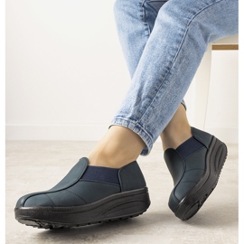 Marinblå skor på en hög Spike -sula 1