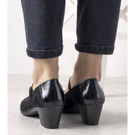 Svarta pumpar på en pelare med en lackerad Dessertå 1