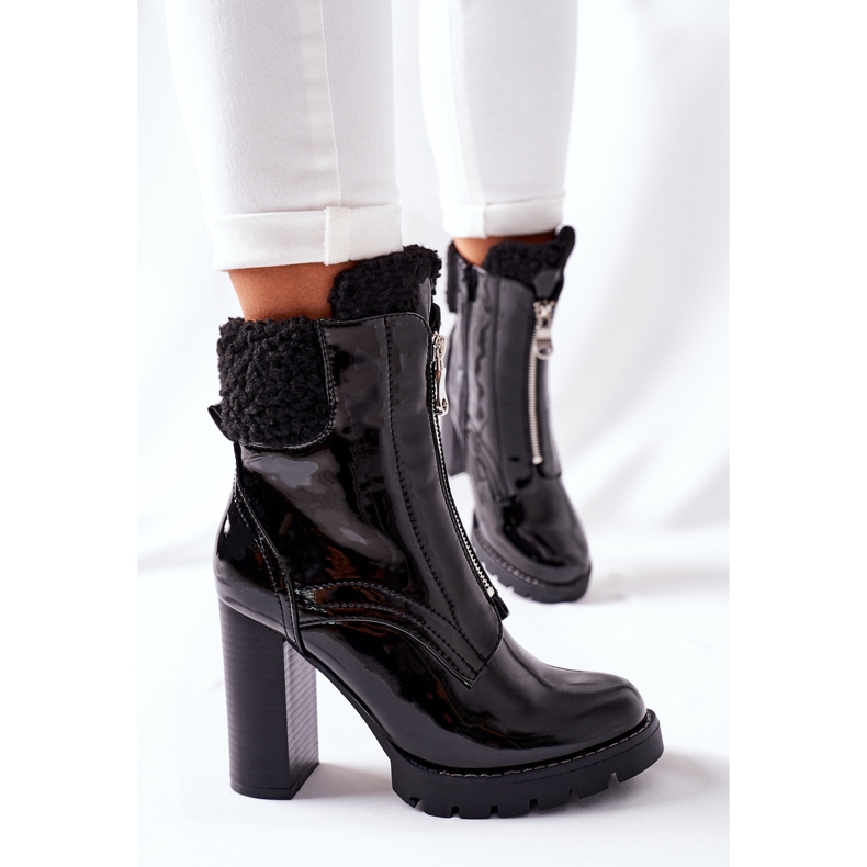 Lackerade svarta stövlar på ett inlägg Arleston 1