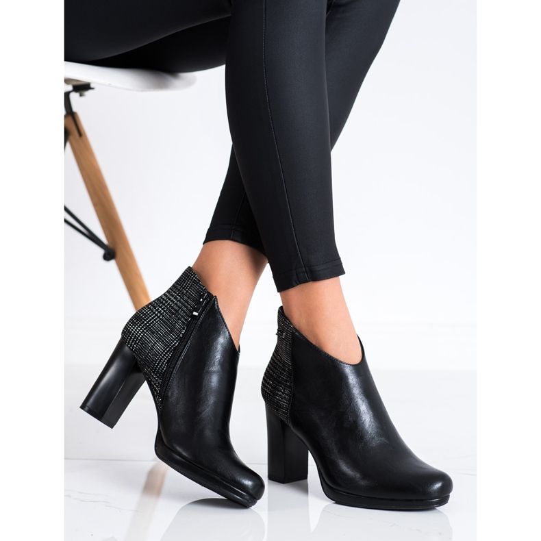 SHELOVET Korta stövlar på ett inlägg svart 2